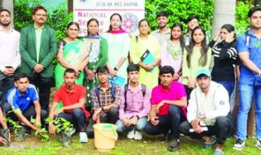 पल्लोटी कॉलेज में एक पेड़ मां के नाम आयोजन तहत पौधरोपण