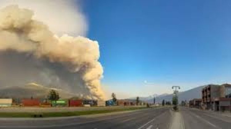 कनाडा में 'मॉन्सटर' फ़ायर ने लगभग आधे शहर को जलाकर किया बर्बाद