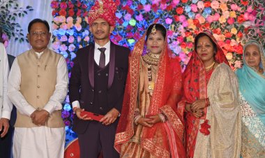 मुख्यमंत्री विष्णुदेव साय ने अपने ममेरे भाई को नवजीवन की शुरुआत पर दिया आशीर्वाद : भाई धीरेन्द्र और बहू अहिल्या की शादी में शामिल होने मुख्यमंत्री पहुंचे कुनकुरी