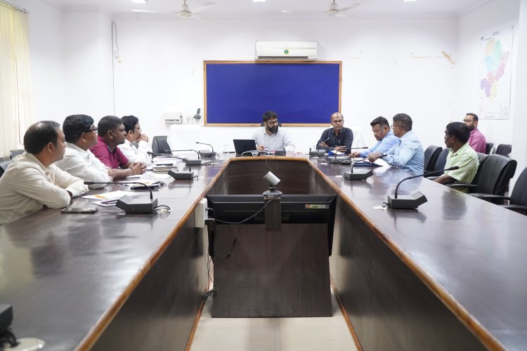 जशपुर कलेक्टर रोहित व्यास ने दिया निर्देश : रोजगार एवं स्वरोजगार को बढ़ावा देने शासकीय योजनाओं से हितग्राहियों को किया जायेगा लाभान्वित,ग्राम पंचायतों में पलायन पंजी का भी होगा संधारण