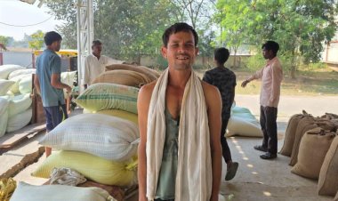 घर बैठे धान विक्रय का नया दौर: तुंहर टोकन ऐप से किसानों को मिली बड़ी राहत,मोबाइल से काट रहे टोकन, धान खरीदी प्रक्रिया हुई पारदर्शी और तेज,,,