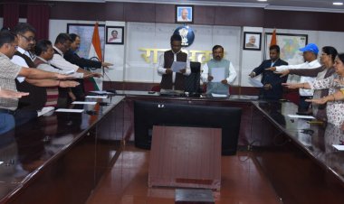 रायपुर : राजभवन सचिवालय के अधिकारियों-कर्मचारियों ने संविधान की प्रस्तावना का किया वाचन