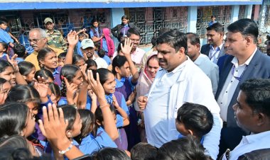 रायपुर : पोटिया प्राइमरी एवं मिडिल स्कूल का शिक्षा मंत्री गजेन्द्र यादव ने किया निरीक्षण    