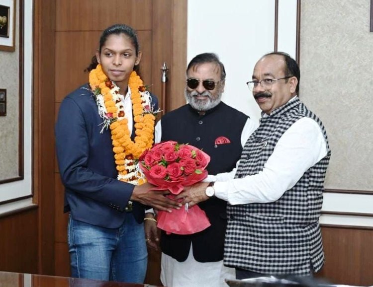 रायपुर : उप मुख्यमंत्री  अरुण साव से मिलीं कबड्डी विश्व कप की मोस्ट वेल्युबल प्लेयर संजू देवी