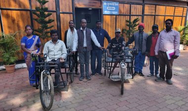 मुख्यमंत्री के कैंप कार्यालय में दिव्यांग हीरालाल और विनीत को ट्राईसाइकिल प्रदान की गई। उन्होंने खुशी जाहिर करते हुए मुख्यमंत्री श्री विष्णुदेव साय का आभार व्यक्त किया।