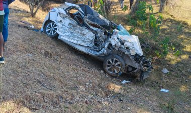 रूह कंपा देने वाली घटना: दुलदुला थाना इलाके में तेज रफ्तार कार खड़े ट्रेलर से जा भिड़ी, 5 लोगों ने गंवाई जान