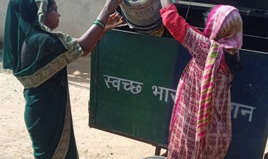 स्वच्छता दीदी द्वारा ग्रामीण क्षेत्रों में किया जा रहा है डोर टू डोर कचरा संग्रहण    