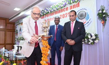 माननीय श्री न्यायमूर्ति रमेश सिन्हा, मुख्य न्यायाधीश, छत्तीसगढ उच्च न्यायालय द्वारा राष्ट्रीय लोक अदालत में उत्कृष्ट प्रदर्शन करने वालों को सम्मानित किया गया