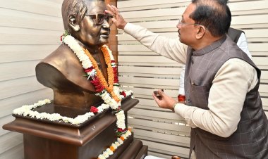 मुख्यमंत्री  विष्णु देव साय ने भारत रत्न अटल बिहारी वाजपेयी की प्रतिमा पर माल्यार्पण कर दी श्रद्धांजलि,,,