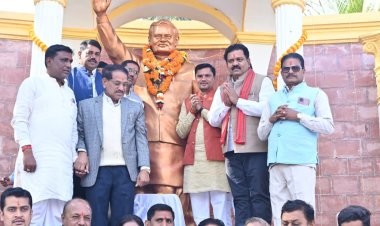 भारतरत्न श्री अटल बिहारी वाजपेयी जी की जयंती पर उप मुख्यमंत्री श्री विजय शर्मा ने उनकी प्रतिमा पर माल्यार्पण कर अर्पित किए श्रद्धासुमन  