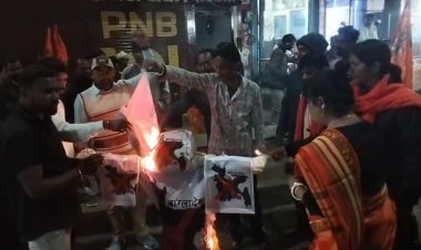 बांग्लादेश में हिंदुओं पर अत्याचार के विरोध में उबाल, चिरमिरी में श्री बजरंग सेना ने फूंका बांग्लादेश का पुतला,