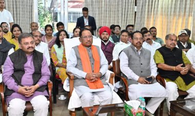 रायपुर : मुख्यमंत्री  विष्णु देव साय ने जनप्रतिनिधियों संग ‘मन की बात’ कार्यक्रम की 129वीं कड़ी का श्रवण  