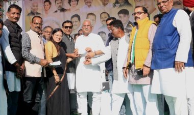 जिला कांग्रेस कमेटी के कार्यकर्ता सम्मेलन में पहुंचे सूबे के पूर्व मुखिया व कांग्रेस के राष्ट्रीय महासचिव भूपेश बघेल का जिले की सीमा से सम्मेलन स्थल तक भव्य स्वागत हुआ।,,,