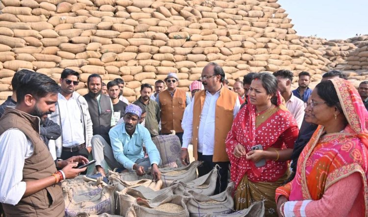 मंत्री श्रीमती लक्ष्मी राजवाड़े ने भटगांव विधानसभा के शिवप्रसाद नगर धान खरीदी केंद्र का किया निरीक्षण  
