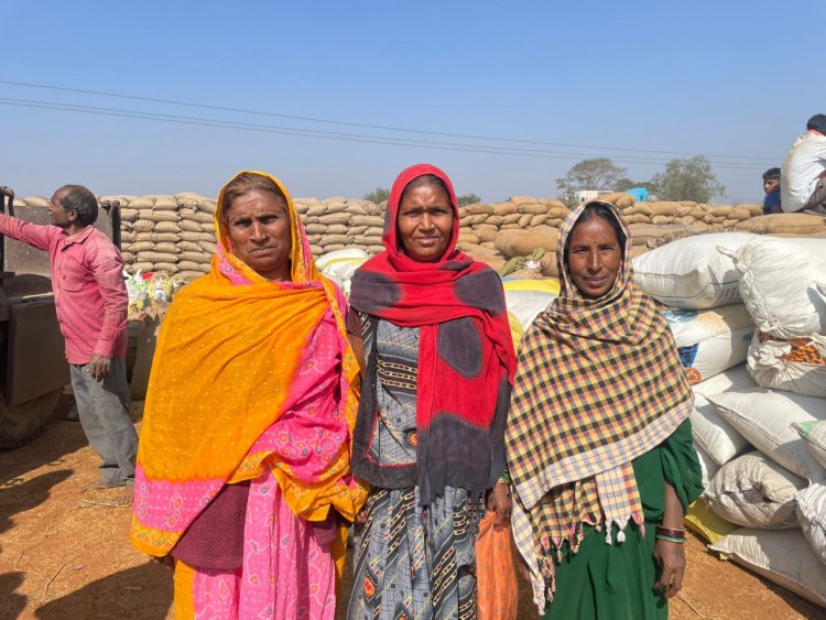 धान खरीदी केंद्रों पर महिला किसानों की सशक्त भागीदारी