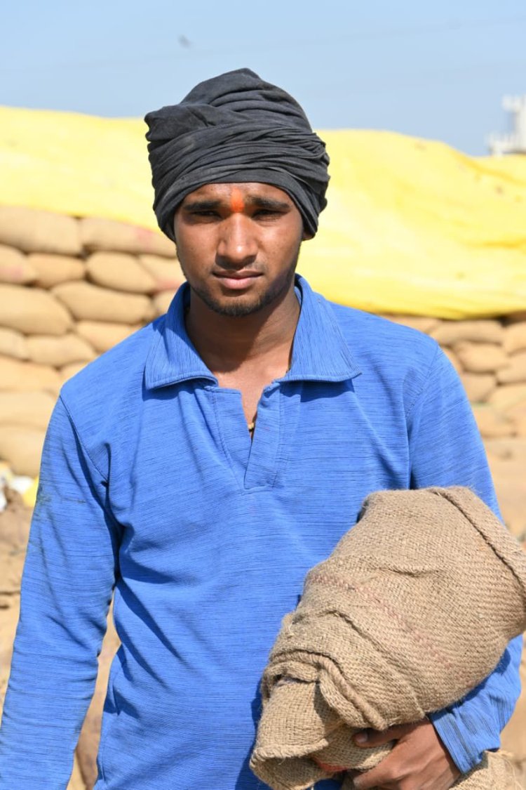 ऑनलाइन टोकन से ट्रैक्टर तक : पोटियाडीह के किसान तोरण पटेल की खुशहाल खेती  