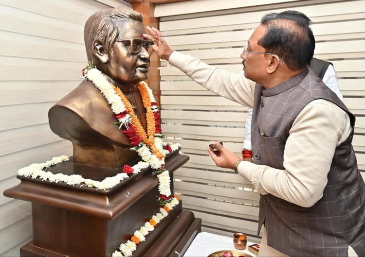 मुख्यमंत्री  विष्णु देव साय ने भारत रत्न अटल बिहारी वाजपेयी की प्रतिमा पर माल्यार्पण कर दी श्रद्धांजलि,,,