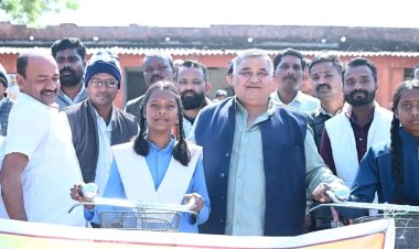 पर्यटन एवं संस्कृति मंत्री राजेश अग्रवाल ने सरस्वती साइकिल योजना के तहत मेन्ड्रा कला विद्यालय में छात्राओं को किया साइकिल वितरित