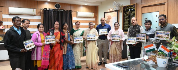 कुलपति ने किया नेहरू पुस्तकालय द्वारा प्रकाशित टेबल कैलेंडर का विमोचन 