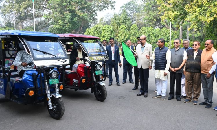 राज्यपाल डेका ने सरस्वती शिक्षा संस्थान को प्रदान किए चार ई- रिक्शे