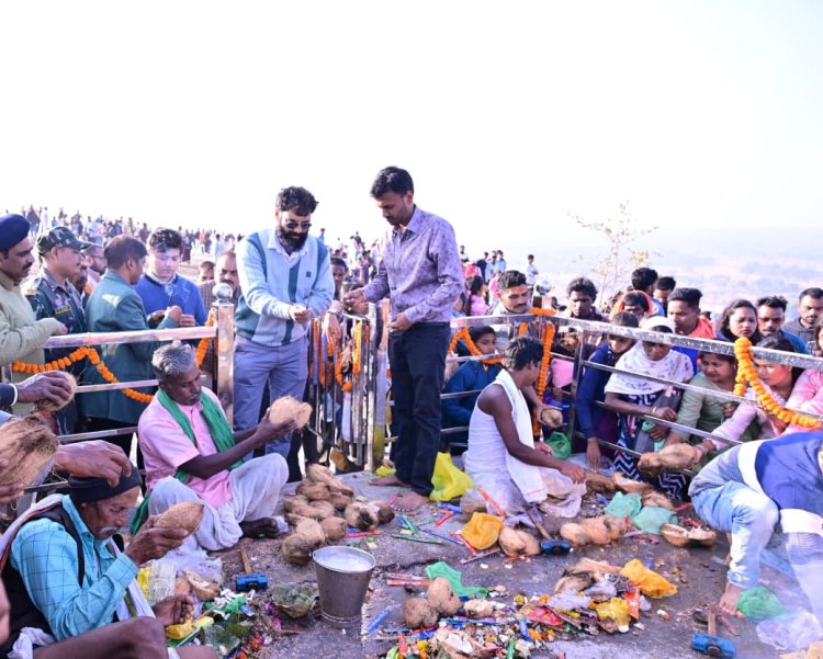 केशलापाठ पहाड़ पर उमड़ा आस्था का सैलाब: तमता मेले में शामिल हुए कलेक्टर रोहित व्यास, सुविधाओं के विस्तार का दिया भरोसा
