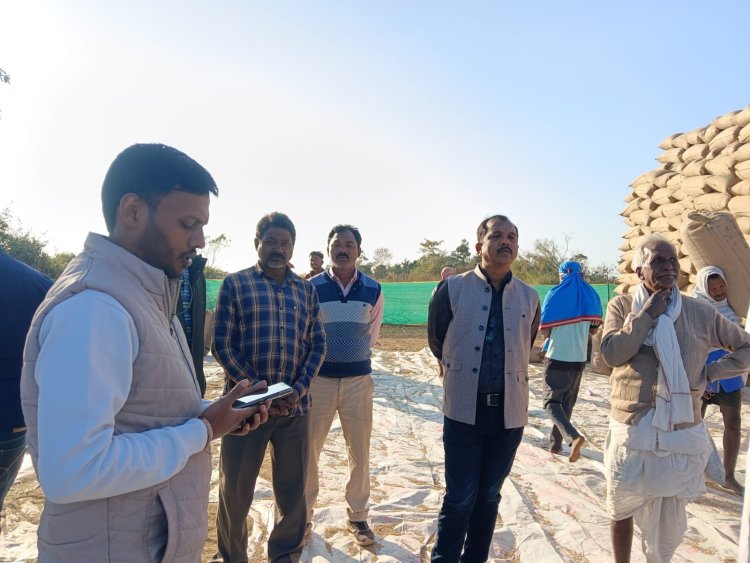 जशपुर: जिला पंचायत अध्यक्ष ने लुड़ेग धान मंडी का किया औचक निरीक्षण, किसानों की समस्याओं पर की चर्चा