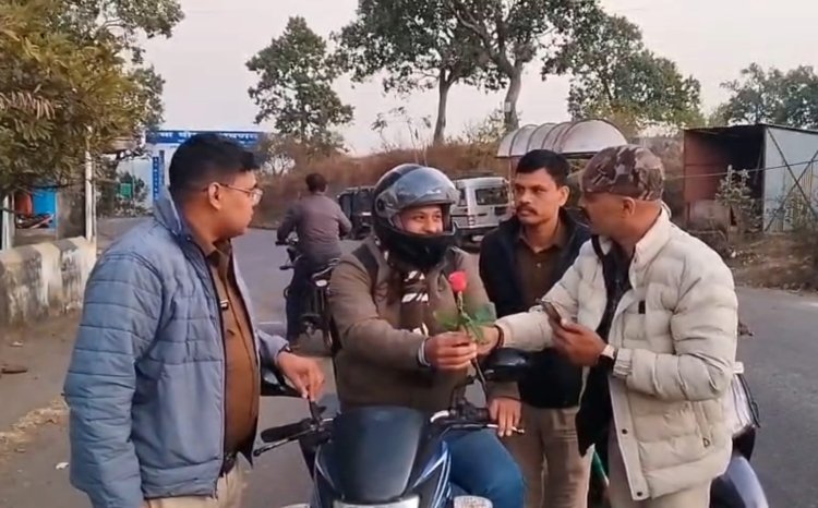 पुलिस ने हेलमेट नहीं पहनने व सीट बेल्ट नहीं लगाने वाले वाहन चालकों को आम नागरिकों से गुलाब का फूल देकर दिलाई समझाइश,