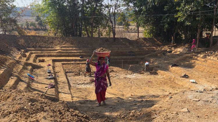 अम्बिकापुर : मनरेगा अंतर्गत आजीविका डबरी से जल संरक्षण और आजीविका को मिलेगा आधार