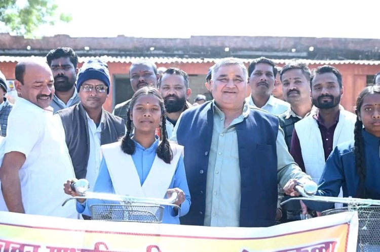 पर्यटन एवं संस्कृति मंत्री राजेश अग्रवाल ने सरस्वती साइकिल योजना के तहत मेन्ड्रा कला विद्यालय में छात्राओं को किया साइकिल वितरित