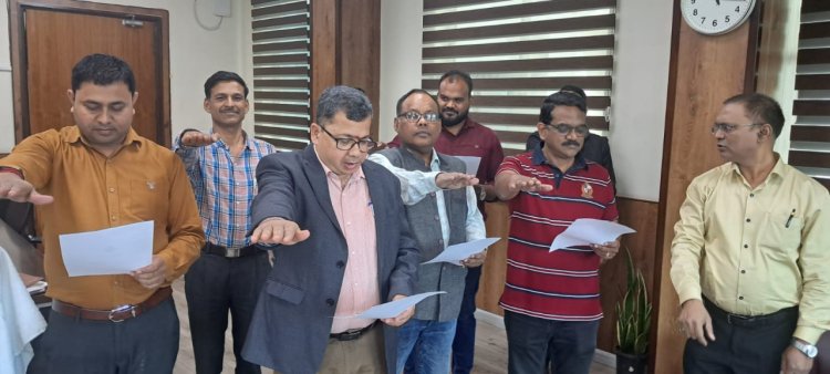 स्वास्थ्य भवन में राष्ट्रीय मतदाता दिवस पर ली गई मतदान के प्रति प्रतिबद्धता की शपथ