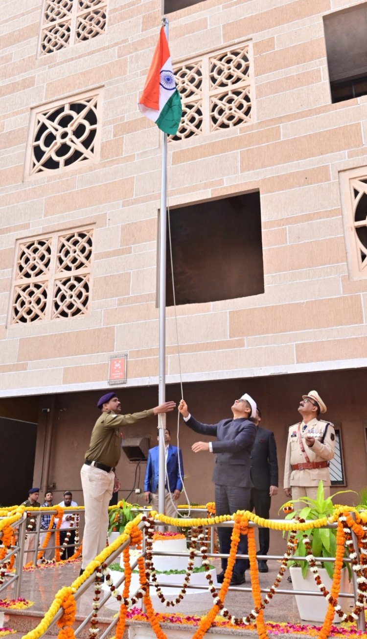 गणतंत्र दिवस : मंत्रालय में सामान्य प्रशासन विभाग के सचिव चंपावत ने किया ध्वजारोहण