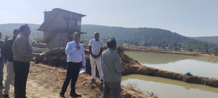 प्रधानमंत्री धन धान्य कृषि योजना के एडिशनल सेन्ट्रल नोडल ऑफिसर ने सोगड़ा डेम का किया अवलोकन,डेम में आदिवासी कमल मछुआ सहकारी समिति के द्वारा वर्ष 2018 से अब तक किया जाता मछली पालन,मछली पालन से दो लाख रूपये का समिति को हो रहा आमदनी