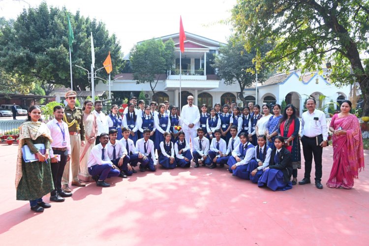रायपुर : स्कूल के विद्यार्थियों ने देखा लोकभवन 