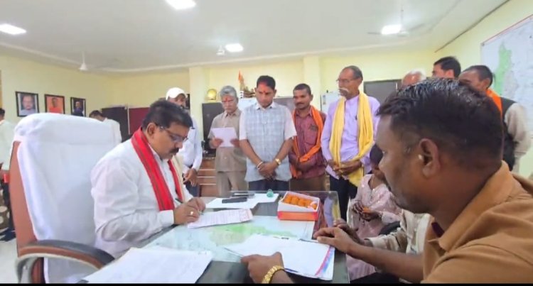 उपमुख्यमंत्री विजय शर्मा ने विधायक कार्यालय में लोगों से की मुलाकात