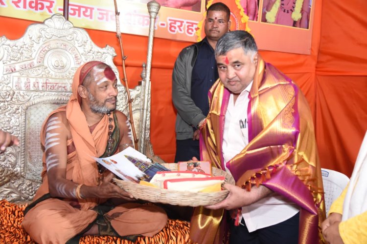 राजिम कुंभ कल्प 2026: पर्यटन एवं संस्कृति मंत्री राजेश अग्रवाल ने त्रिवेणी संगम पर संतों से की भेंट, बिहान दीदियों द्वारा बनाए गए छत्तीसगढ़ी व्यंजनों का चखा स्वाद  