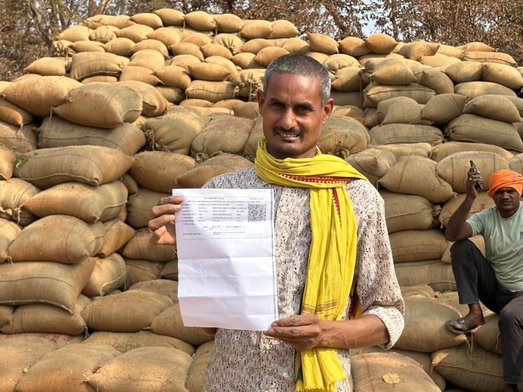 धमतरी : धान खरीदी में समय-वृद्धि ने लौटाई किसान सन्तू के जीवन में मुस्कान, मुख्यमंत्री का जताया आभार 