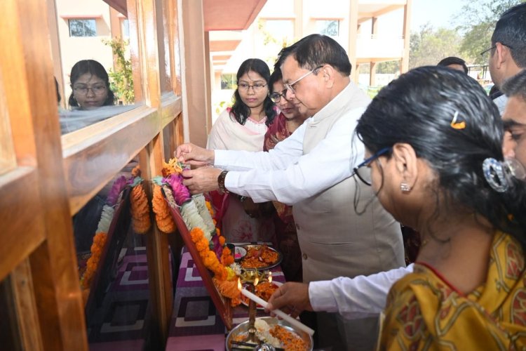 उद्योग मंत्री लखन लाल देवांगन ने छात्राओं को बांटी साइकिल, बोले: खूब पढ़े-खूब बढ़े