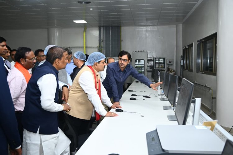 उपमुख्यमंत्री विजय शर्मा एवं वन मंत्री श्री केदार कश्यप ने पशुपालकों एवं बिहान दीदियों के साथ किया आधुनिक डेयरियों का भ्रमण