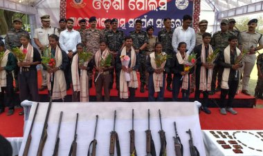 ओडिशा में माओवाद को बड़ा झटका, 63 लाख के इनामी 11 नक्सलियों ने किया सरेंडर