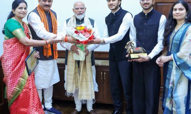 डॉक्टर बिटिया की शादी का न्यौता देने सपरिवार पीएम मोदी के पास पहुंचे स्वास्थ्य मंत्री श्यामबिहारी जायसवाल, प्रधानमंत्री ने दिया स्नेहिल आशीर्वाद,,,