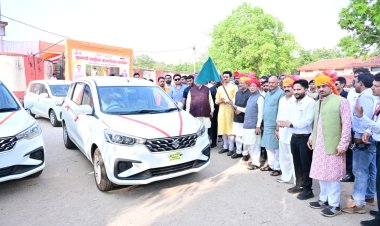 मुख्यमंत्री श्री साय ने 4 शासकीय वाहनों को दिखाई हरी झंडी,राजस्व विभाग को मिले नए वाहन, प्रशासनिक कार्यों में आएगी तेजी और सहूलियत