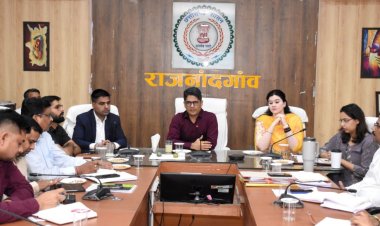 प्रभारी सचिव ने जिला अधिकारियों की समीक्षा बैठक ली