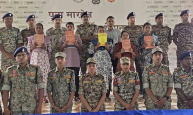 नक्सलवाद की समाप्ति तय सीमा पर 5 नक्सलियों ने किया आत्मसमर्पण, 9 लाख रुपए का रखा है सरकार ने ईनाम