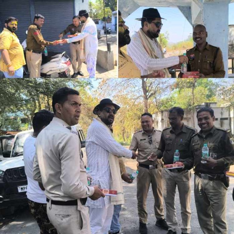 कॉग्रेस के चिरमिरी ब्लाक अध्यक्ष शिवांश जैन ने होली के पावन अवसर पर पुलिस जवानों को किया स्वंल्पाहार का वितरण...