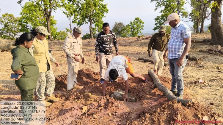 जंगल क्षेत्र में अवैध बोरवेल खनन पर वन विभाग की सख्त कार्यवाही, दो वाहन जब्त