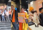 Lenskart ड्रेस कोड विवाद: हिंदू संगठन ने स्टोर्स में जाकर किया विरोध प्रदर्शन, कर्मचारियों को तिलक लगाकर बांधा कलावा