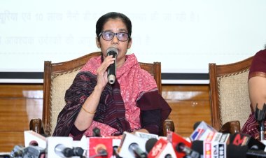 प्रमुख सचिव, कृषि विभाग, श्रीमती शहला निगार एवं संचालक खाद्य एवं आपूर्ति,डॉ फरिहा आलम सिद्दीकी तथा Oil Companies के अधिकारी आज स्थानीय सर्किट हाउस में पत्रकार वार्ता को सम्बोधित करते हुए।