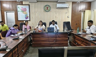 समय-सीमा बैठक में कलेक्टर की सख्ती,  डीएमएफ के नियमों का कड़ाई से पालन अनिवार्य, 5 वर्षीय समग्र विकास योजना बनाने के निर्देश,,,