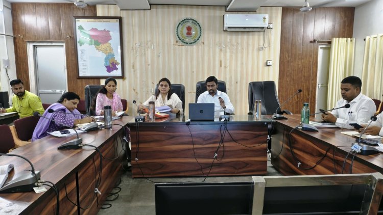 समय-सीमा बैठक में कलेक्टर की सख्ती,  डीएमएफ के नियमों का कड़ाई से पालन अनिवार्य, 5 वर्षीय समग्र विकास योजना बनाने के निर्देश,,,