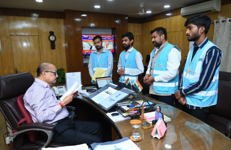 रायपुर : राज्यपाल  डेका से फिल परमार्थ आश्रम के संस्थापक ने की भेंट